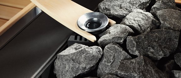 Der Aromakelch mit Aromagabel sorgt für anregenden Duft in der Sauna.