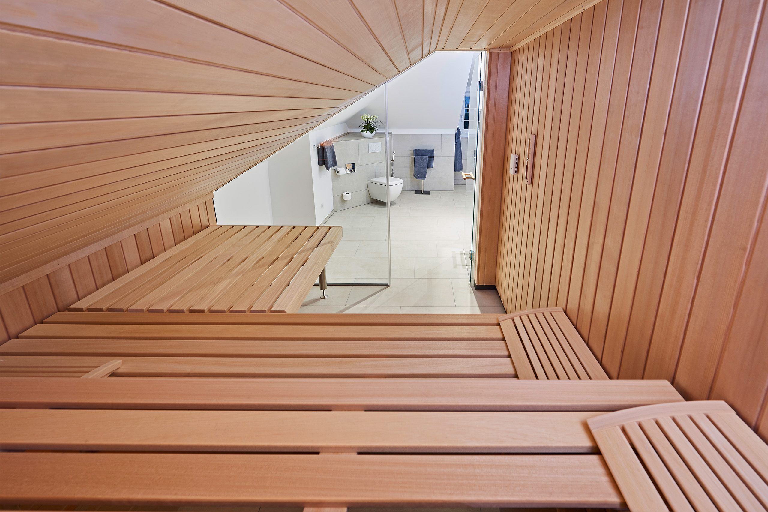 KLAFS Sauna PREMIUM exakt auf Maß in der Dachschräge KLAFS