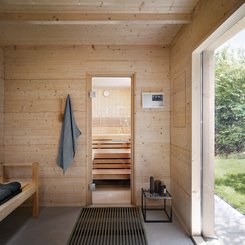 Außensauna TALO: Vorraum mit Panoramafenster und Blick in die Sauna.