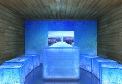 KLAFS ICE LOUNGE mit ATMOSPHERE Single Screen, Eisbrunnen STALAGMIT, Sitzwürfel aus Acrylglas, Wand und Decke aus Altholz.