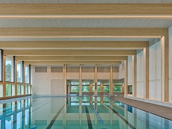 Hallenbad Appenzell– großzügige Schwimmhalle, eingekleidet in Fichtenholz