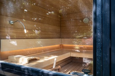 Ein Blick in das Innere der Sauna