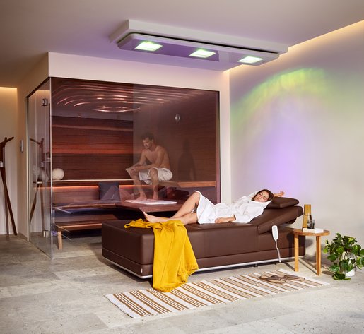 Sauna AURORA, Pendelliege SWAY und KLAFS SONNENWIESE®