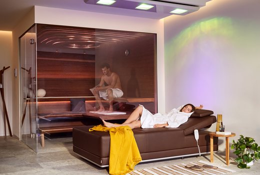 Sauna AURORA, Pendelliege SWAY und KLAFS SONNENWIESE®