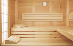 Massivholzsauna EMPIRE: Ganz in karelischer Fichte wirkt diese Sauna besonders natürlich und bietet dem Auge durch die lebhafte Maserung des Holzes viel Abwechslung