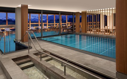 Indoor Pool im Waldhotel Health & Medical Excellence, Bürgenstock (Foto: ©Bürgenstock Hotels AG)