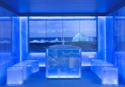 KLAFS ICE LOUNGE mit ATMOSPHERE Multiscreen, Eisbrunnen STALAGMIT und Sitzwürfel aus Acrylglas