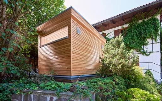 Sauna TORNI: Durch das fast über die ganze Kabinenbreite reichende Panoramafenster kann Haas beim Saunieren den herrlichen Blick über das bayerische Voralpenland genießen.