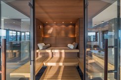 Sauna AURA mit doppelflügeligen Glastüren