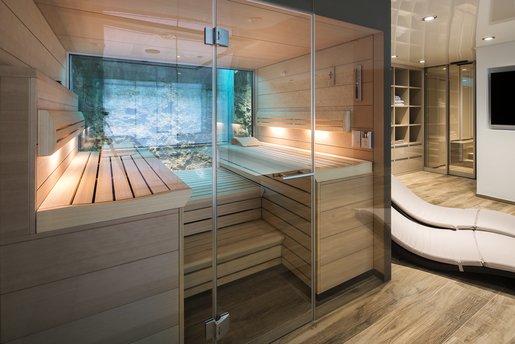 Der individuell gestaltete Innenraum der KLAFS Sauna wird bestimmt durch klare Formen, schlichte Eleganz und perfekte Verarbeitung.