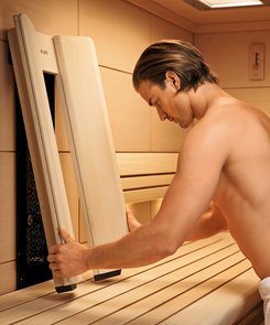 KLAFS hat erstmals die SensoCare Infrarot-Wärmetechnik in die Sauna integriert.