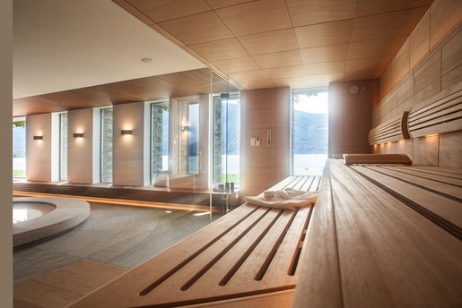 Die Ausrichtung der Sauna erlaubt eine ruhige atmosphärische Aussicht auf den gesamten Wellnessbereich sowie auf den Lago Maggiore.