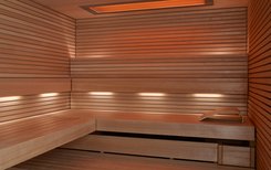 Sauna PURE: Liegeneinrichtung PURE, indirekte Beleuchtung SUNSET und FARBLICHT mit LIFTLIGHT