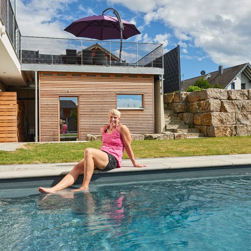 Entspannung und Regeneration in jeder freien Minute: Mit der Gartensauna KLAFS TALO und einem modernen und pflegeleichten Pool in ihrem schicken Zuhause hat sich Speerwurf-Ikone Christina Obergföll einen großen Traum erfüllt.