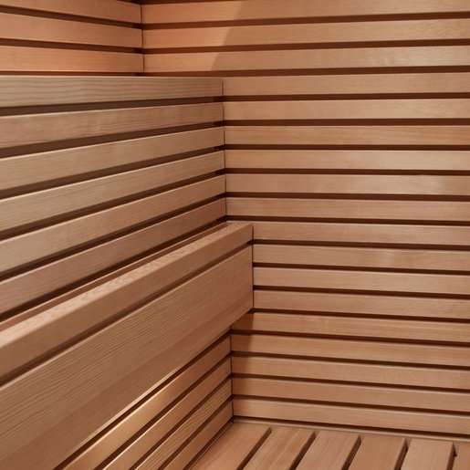 Kanadisches Hemlock-Holz ist den Anforderungen im Sauna-Innenraum bestens gewachsen und vermittelt ein optisch gleichmäßiges Erscheinungsbild