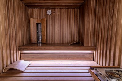 Maßgefertigte Sauna aus Nussbaumholz