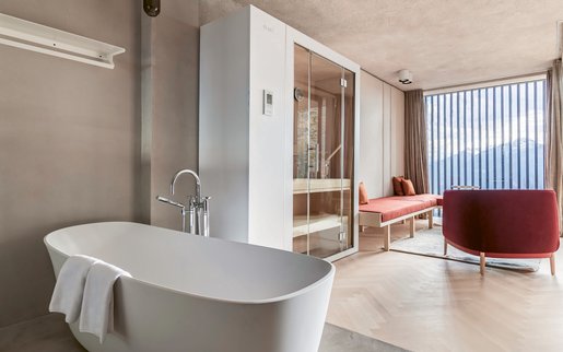 Das Miramonti Boutique Hotel setzt auf moderne Architektur – und auf die Sauna S1 en suite.